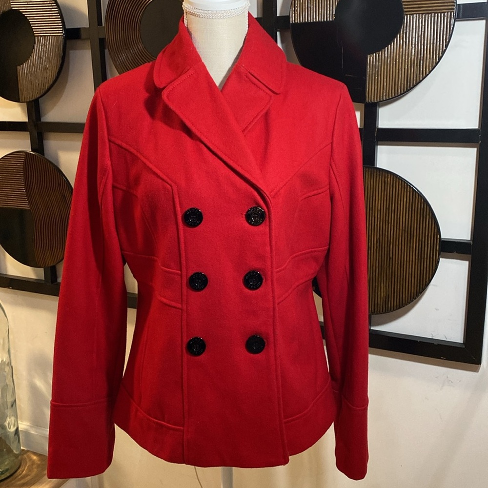 Beautiful Guess winter jacket rad used in good condition.